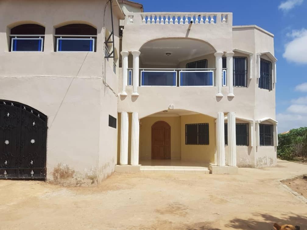 Touray Guest House Old Yundum Esterno foto