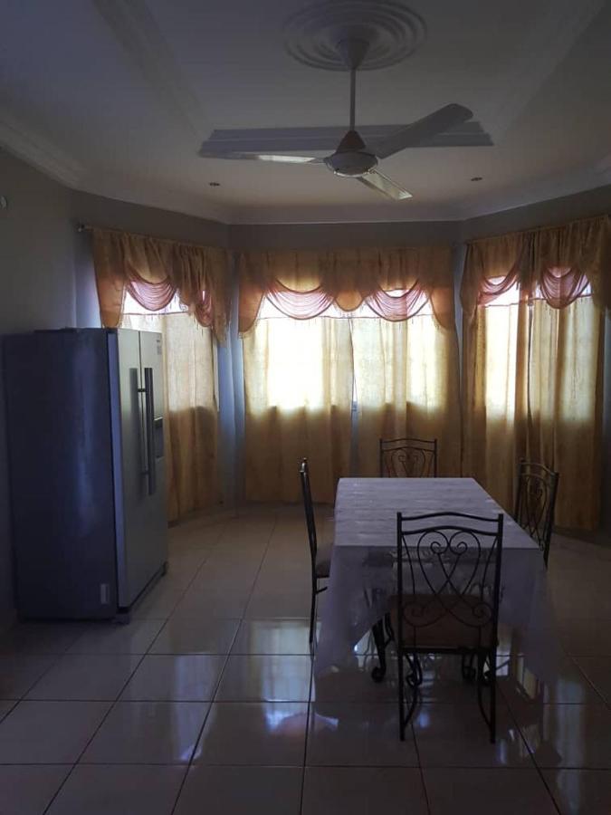 Touray Guest House Old Yundum Esterno foto